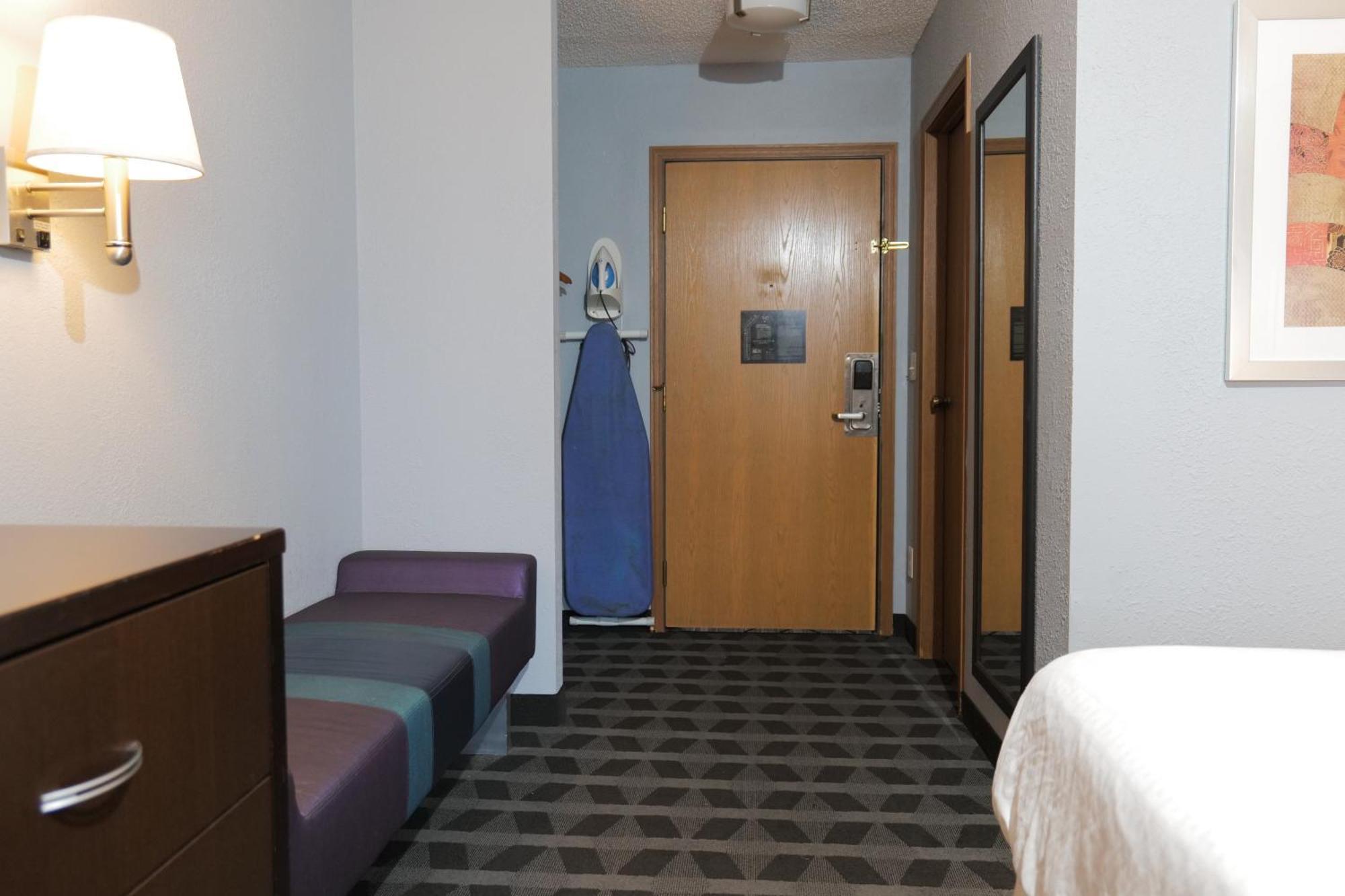 Baymont By Wyndham Flint Airport North Hotel Exterior photo