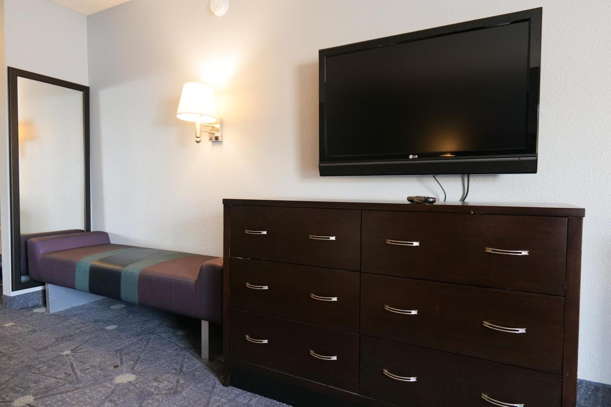 Baymont By Wyndham Flint Airport North Hotel Exterior photo